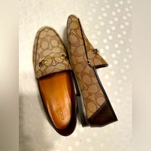 Haley Loafer
COLOR: KHAKI/MAHOGANY
SIZE: 8.5